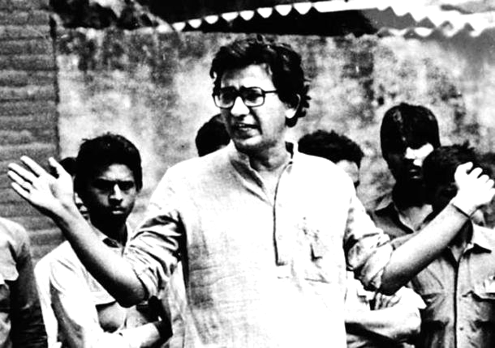 സഫ്ദർ ഹാഷ്മിയുടെ നേതൃത്വത്തിൽ തീയേറ്റർ ആർട്ടിസ്റ്റുകൾ അടിയന്തരാവസ്ഥയ്‌ക്കെതിരെ നടത്തിയ പ്രതിഷേധങ്ങളിൽ നിന്ന്. ഇന്ത്യൻ ഭരണവർഗത്തിന്റെ കണ്ണിലെ കരടായി മാറിയ സഫ്ദറിനെ 1989 ൽ കോൺഗ്രസ് ഗുണ്ടകൾ കൊലപ്പെടുത്തി.