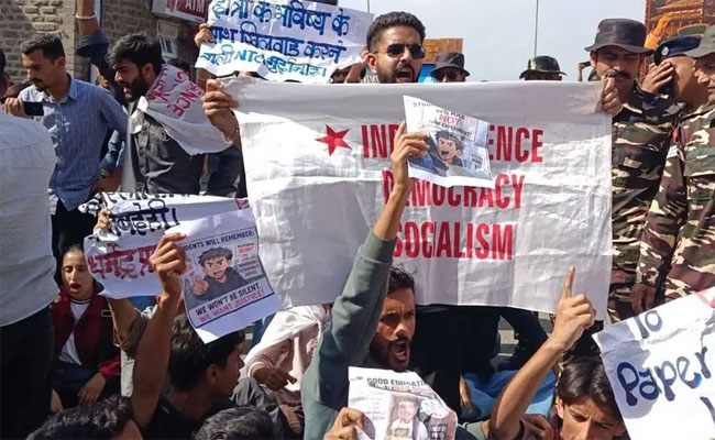 കേന്ദ്ര വിദ്യാഭ്യാസമന്ത്രിയുടെ രാജി ആവശ്യപ്പെട്ട് ഹിമാചലിൽ എസ്എഫ്ഐ പ്രതിഷേധം